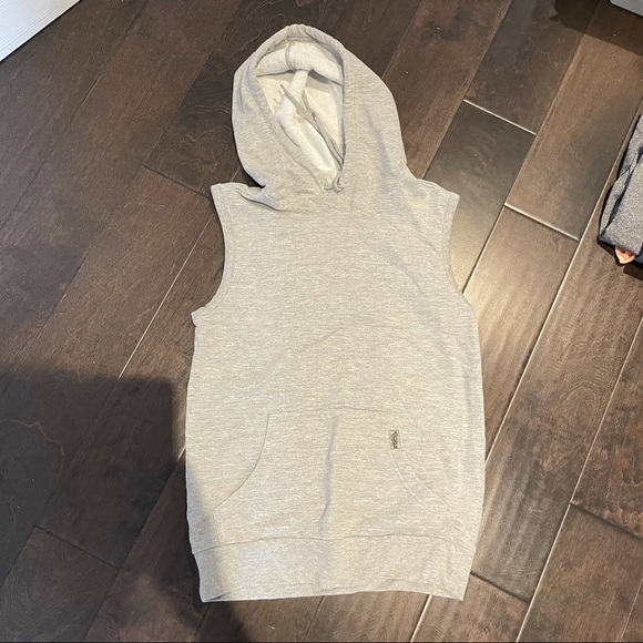 💥 SLEEVELESS SWEATER - Picture 2 of 5